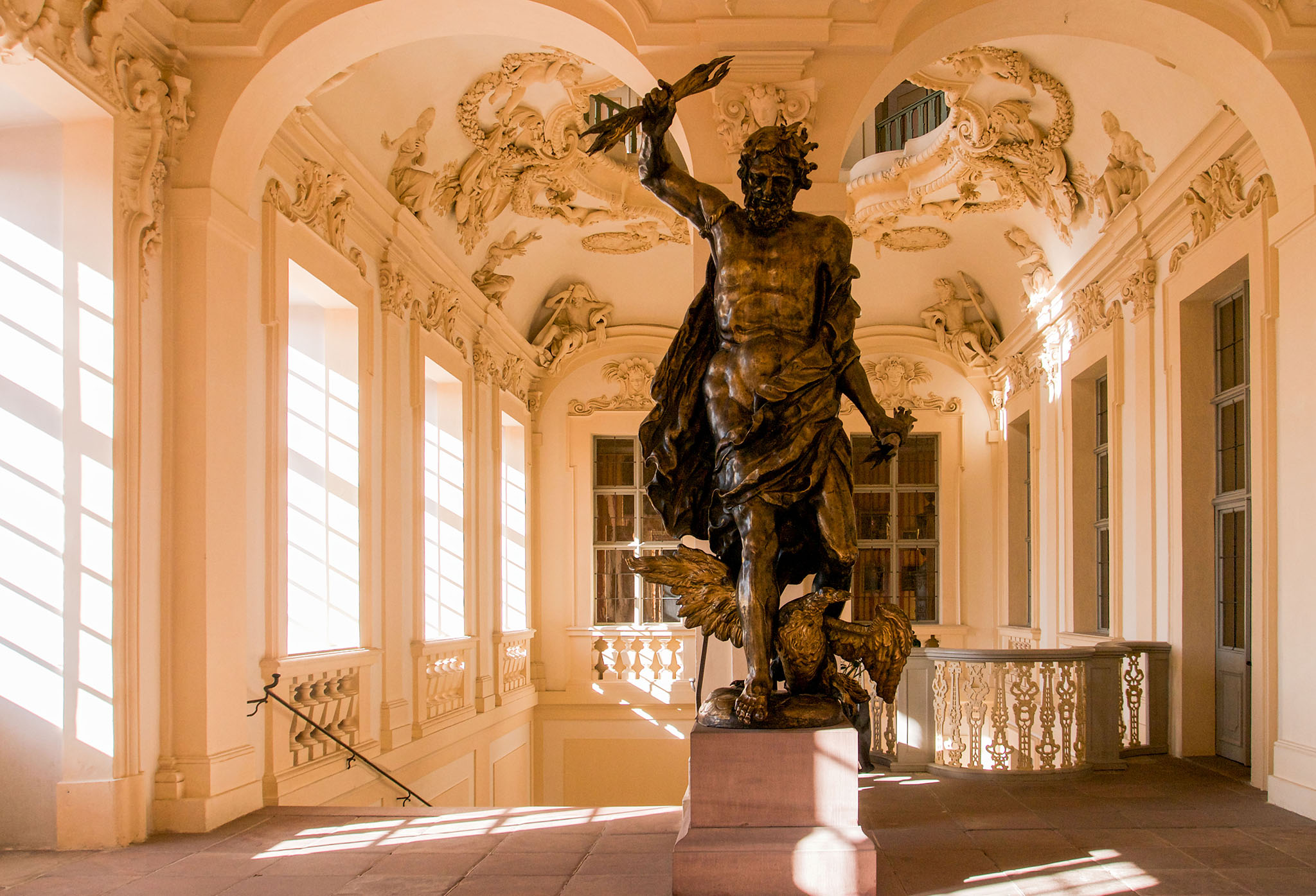 Statue des Jupiter im Treppenhaus 